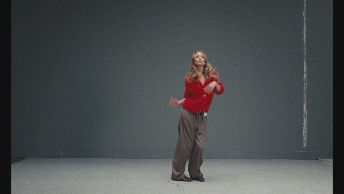 mes° campaign film: Jennifer Lawrence and the cast moving freely in a studio.