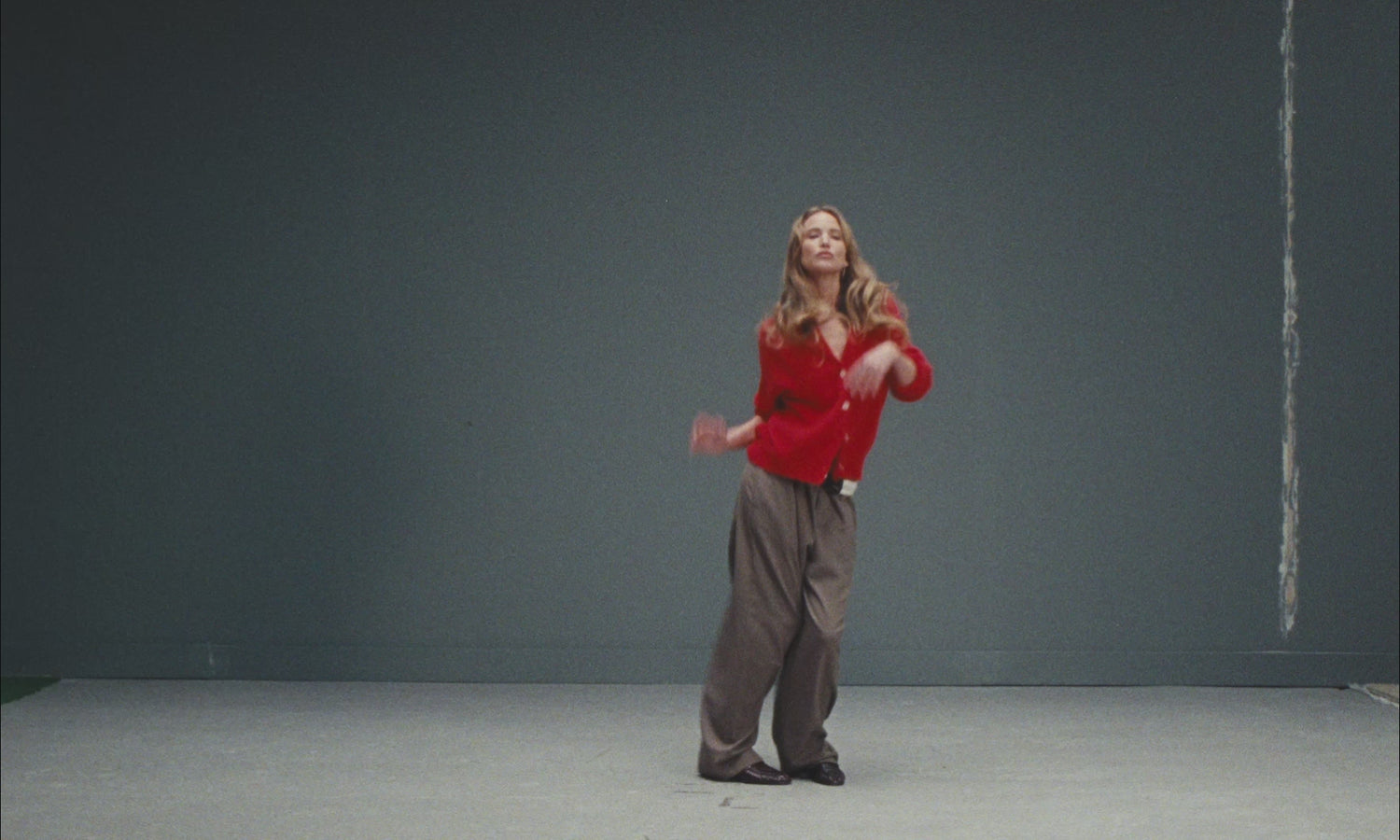 mes° campaign film: Jennifer Lawrence and the cast moving freely in a studio.
